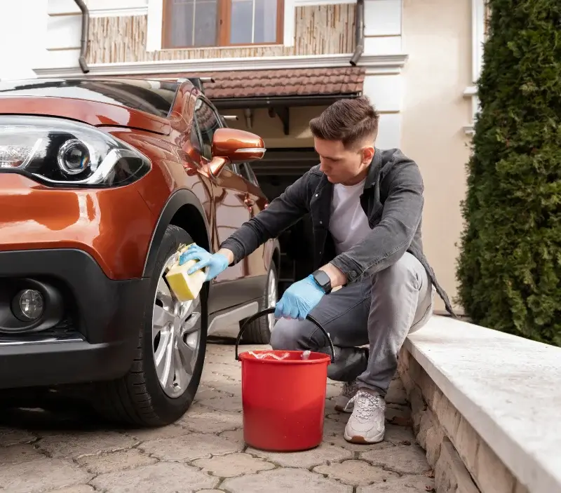 Lavage auto à domicile Corbère : professionnel intervenant sur un véhicule